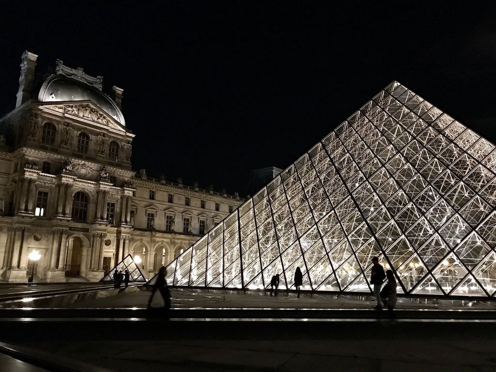 巴黎羅浮宮金字塔6.JPG