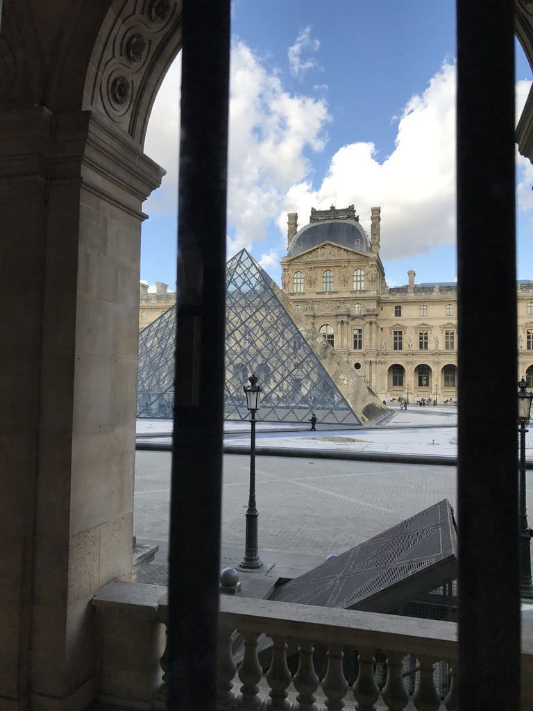 巴黎羅浮宮內部往外看2.JPG