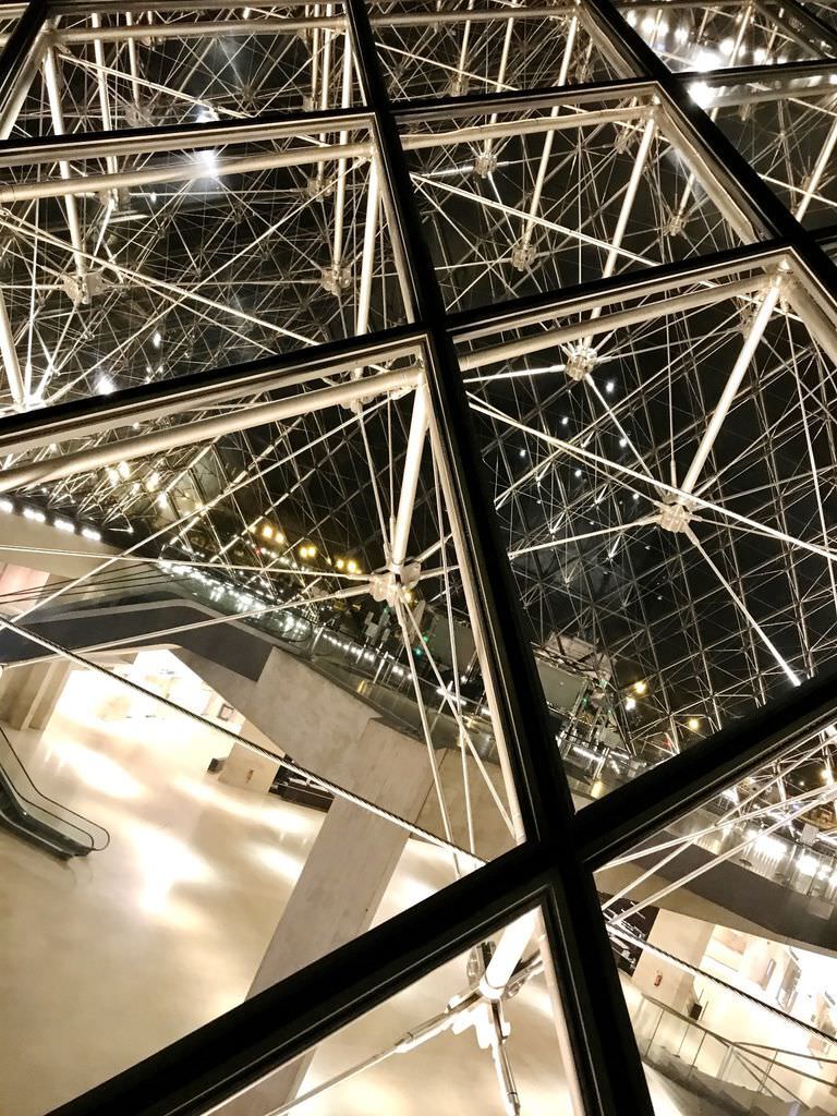 巴黎羅浮宮金字塔5.JPG