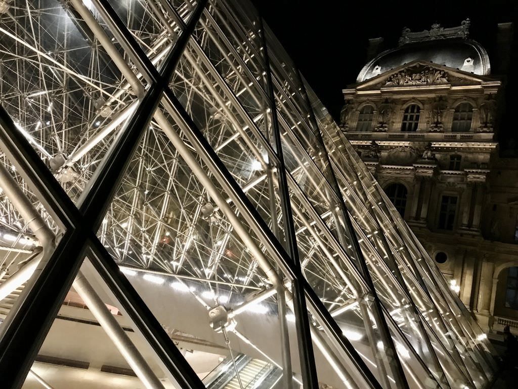 巴黎羅浮宮金字塔4.JPG