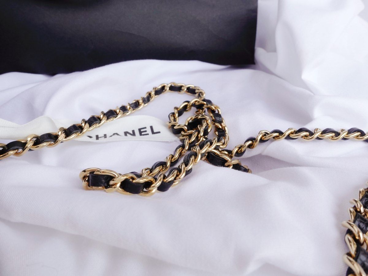 CHANEL經典WOC開箱！2022香奈兒鏈子長夾分享！台灣、英國、法國分別售價？最新防偽晶片是什麼？讓我來說給你聽～