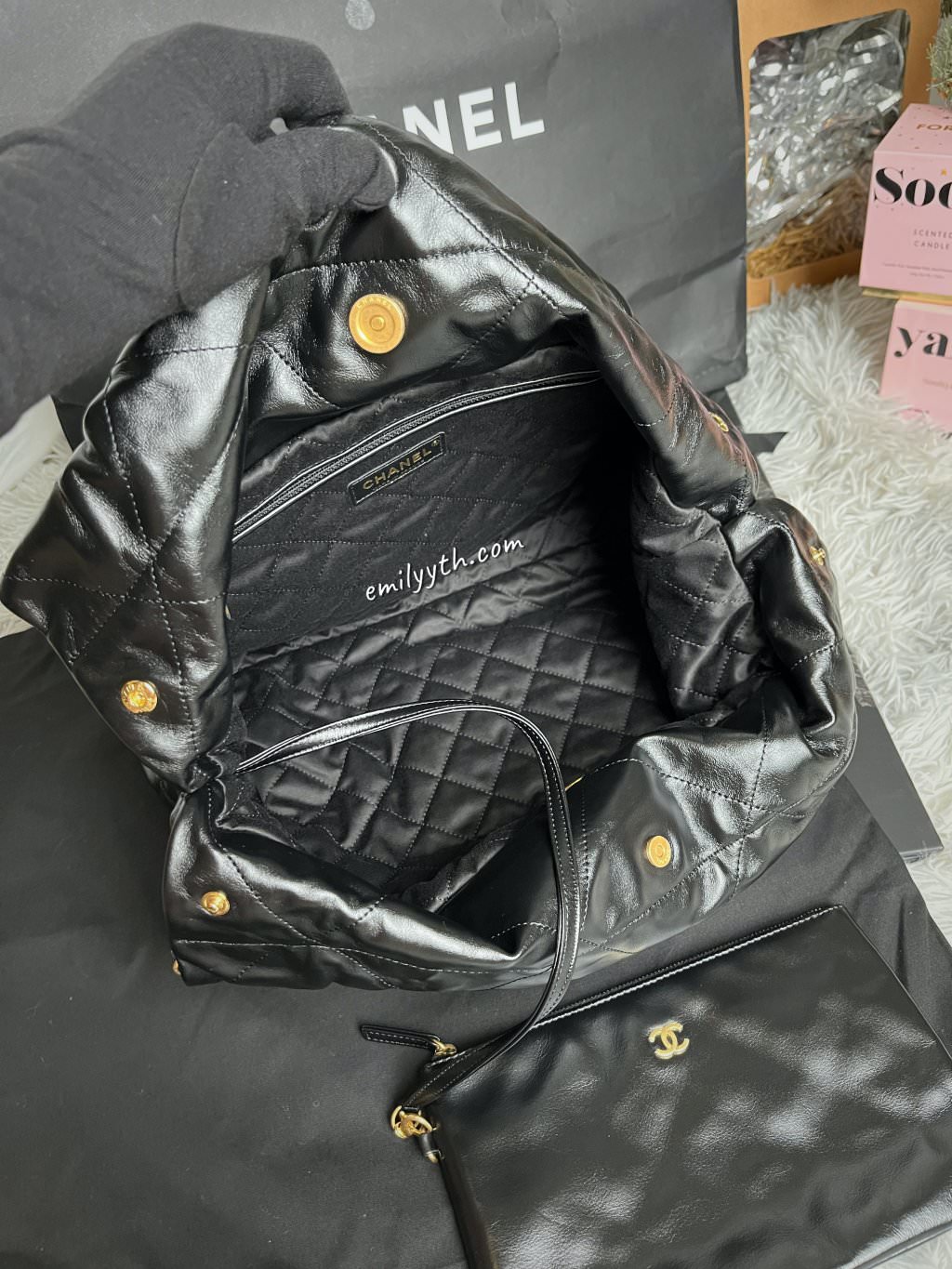 CHANEL香奈兒22包開箱！從垃圾包到一包難求？CHANEL 22 包大中小號介紹，貼心附上台灣價格、歐元價格比較！