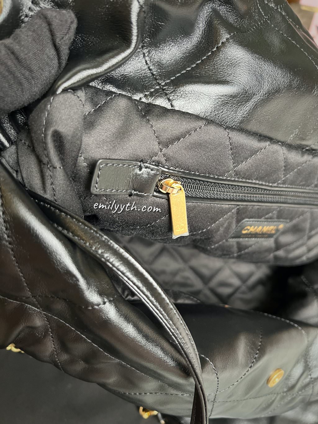 CHANEL香奈兒22包開箱！從垃圾包到一包難求？CHANEL 22 包大中小號介紹，貼心附上台灣價格、歐元價格比較！