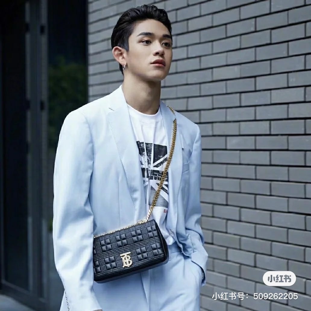 Burberry Lola Bag 開箱！一半皮革＋一半金屬鏈背帶，可斜跨＋手提＋腋下包（小號專櫃41折入手要確定餒）