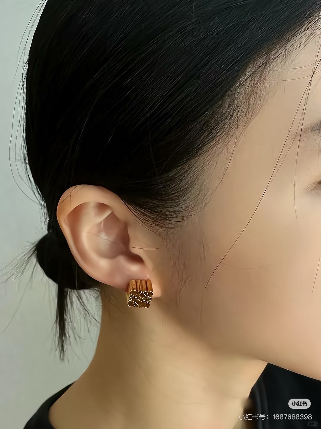 Bug價&美金相對低點請手刀！Loewe 月餅耳針、胸針、圍巾一次打包！