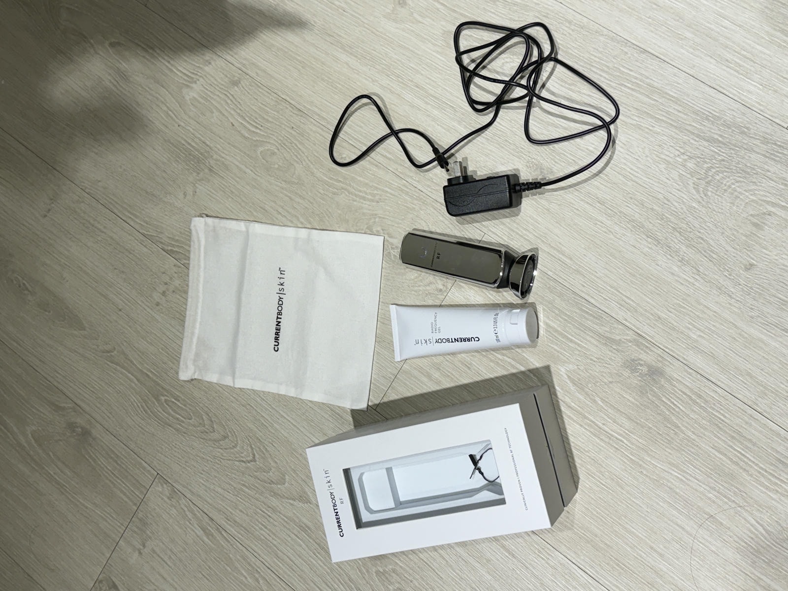 【實測】CurrentBody Skin 射頻美容儀｜居家保養界的鳳凰電波？兩次使用就有感，附對比圖＋使用教學