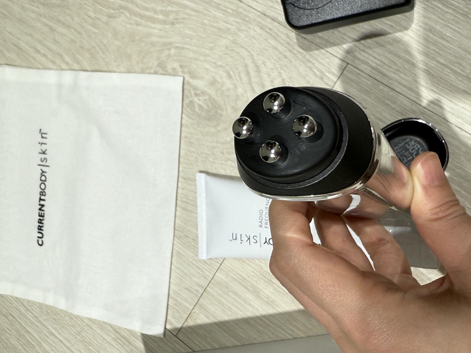 【實測】CurrentBody Skin 射頻美容儀｜居家保養界的鳳凰電波？兩次使用就有感，附對比圖＋使用教學