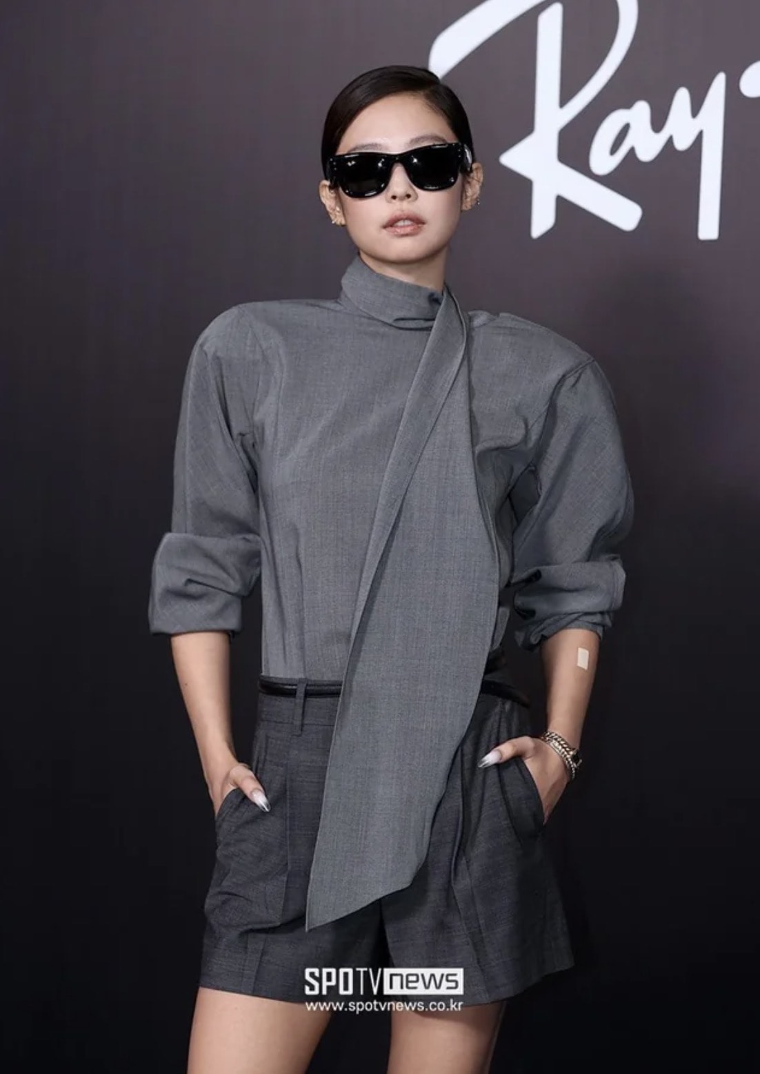 Farfetch正價品 75 折！Jennie 同款雷朋墨鏡 67 折！